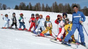 Bimbi su sci e snowboard:il 18 lezioni gratuite collettive