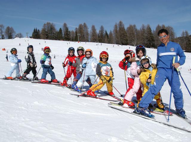 Bimbi su sci e snowboard:il 18 lezioni gratuite collettive