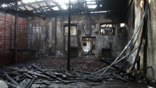 Incendio all’ex casa delle asteDentro decine di materassi