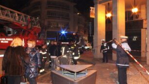 Seregno, paura in piazza Roma:cadono lastre di porfido da casa