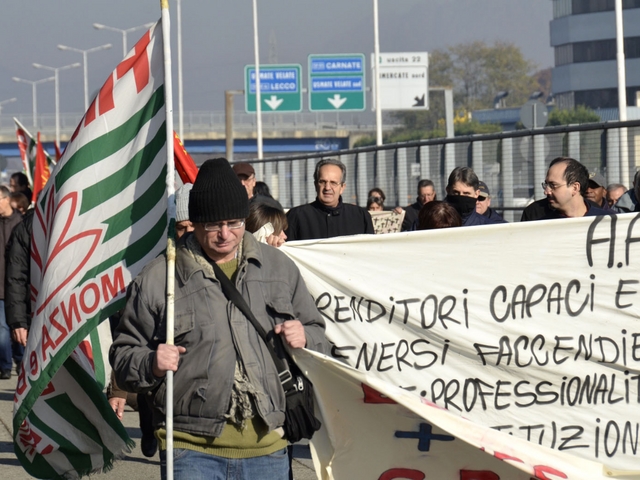 Blocco dei cancelli e scioperoalla Bames di Vimercate