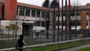 Bovisio, genitori e assessoriimbiancano la scuola elementare