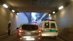 Monza, tamponamento in via RotaStrada chiusa e viabilità nel caos
