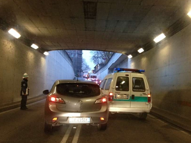 Monza, tamponamento in via RotaStrada chiusa e viabilità nel caos
