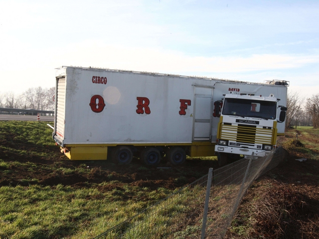 Circo Orfei fuori strada sulla EstFreni fuori uso, pendolari in coda