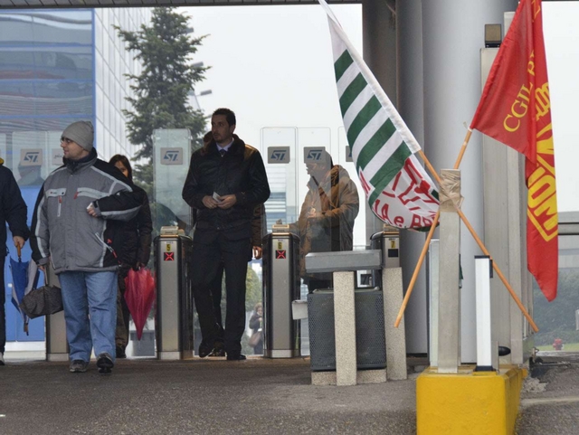 Agrate, fumata nera alla StTagliati 118 lavoratori interinali