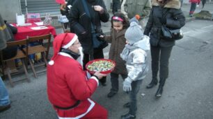 Seregno, banda dei Babbi Natale:offrono dolcini per avere soldi