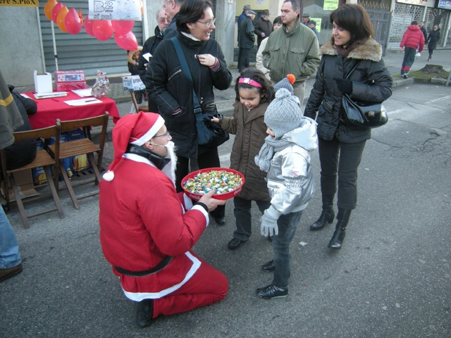 Seregno, banda dei Babbi Natale:offrono dolcini per avere soldi