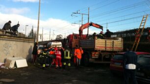 Desio, al lavoro sui binaripicchia la testa contro la gru