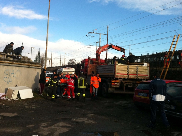 Desio, al lavoro sui binaripicchia la testa contro la gru