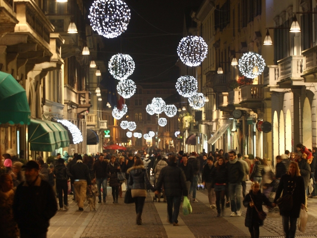 Splendono le luci cinesisugli alberi di Natale