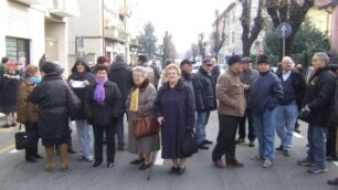 Senago, la gente blocca la stradaE adesso la posta non chiude più