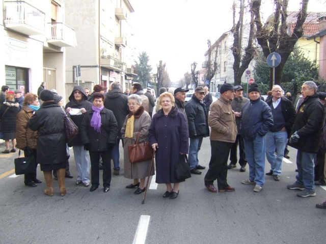 Senago, la gente blocca la stradaE adesso la posta non chiude più