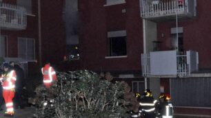 Villasanta, la candela si rovesciaUn condominio rischia il rogo