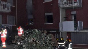 Villasanta, la candela si rovesciaUn condominio rischia il rogo