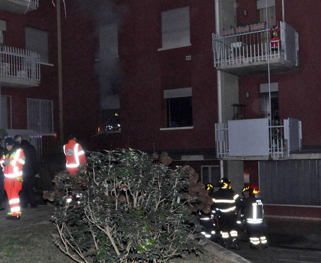 Villasanta, la candela si rovesciaUn condominio rischia il rogo