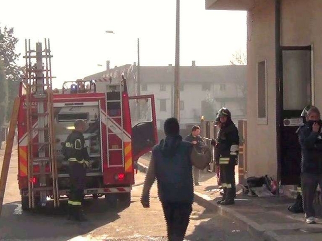 Varedo, il ristorante è pienoscoppia un incendio: panico