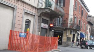 Macherio: tir urta balconecadono pezzi di granito