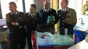 Vimercate, neonato abbandonatoI regali dei carabinieri per Simone