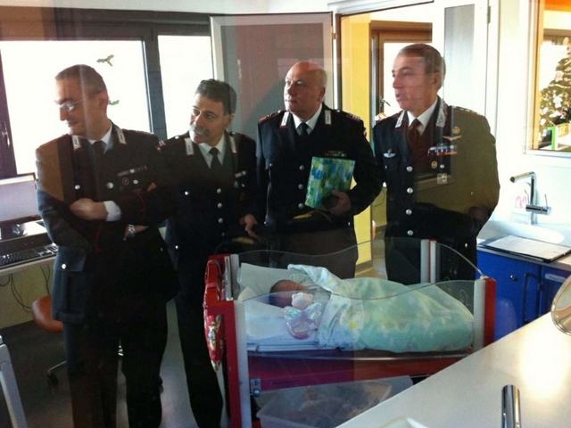 Vimercate, neonato abbandonatoI regali dei carabinieri per Simone