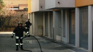 Cesano, incendio in un palazzoA fuoco immondizia sul balcone