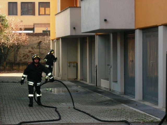 Cesano, incendio in un palazzoA fuoco immondizia sul balcone