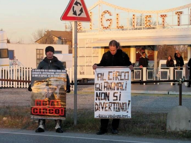 Blitz degli animalisti al circoSabato di protesta a Seregno