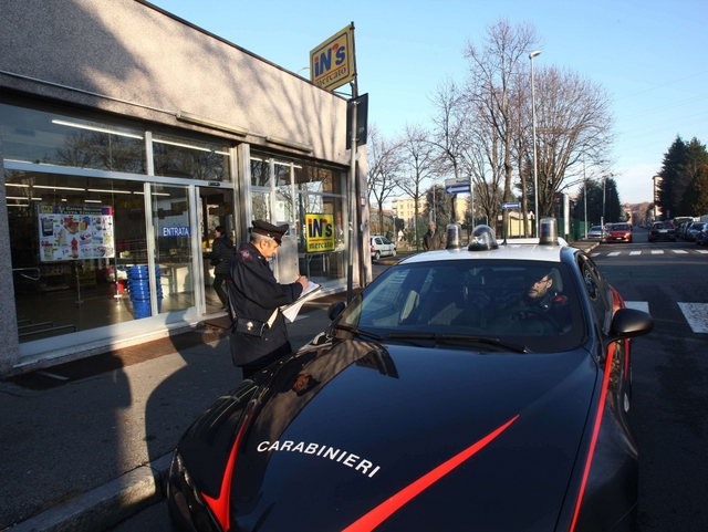 Monza: rapina il super, braccatonasconde bottino sotto un’auto
