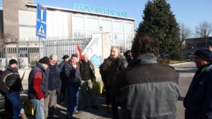 Presidio alla Arco SpedizioniGli autisti incrociano le braccia