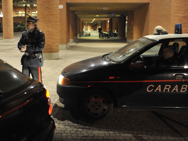 Seregno, otto colpi contro autoGravemente ferito trentenne