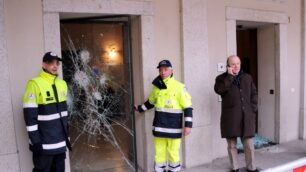 Seregno: si sdraia per stradae malmena gli operatori 118