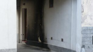 Limbiate, lanciano una molotovcontro il portone di un cortile