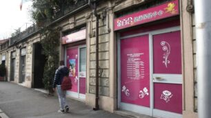 Blitz dei vigili al centro massaggiMonza, controlli sui cinesi