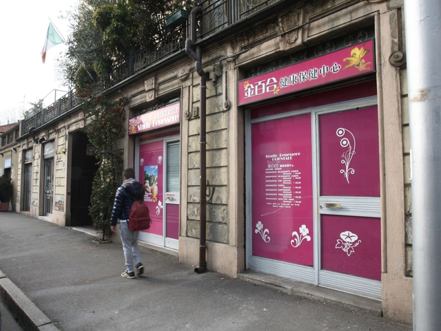 Blitz dei vigili al centro massaggiMonza, controlli sui cinesi