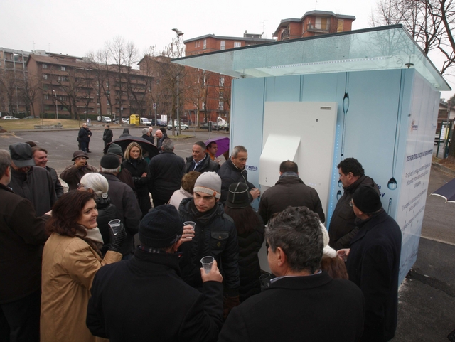 Monza, inaugurato il fontaniledavanti alla scuola Bachelet