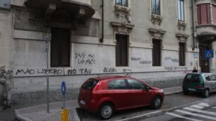 Monza, le scritte dei No Tavcontro sindaco e Lega Nord