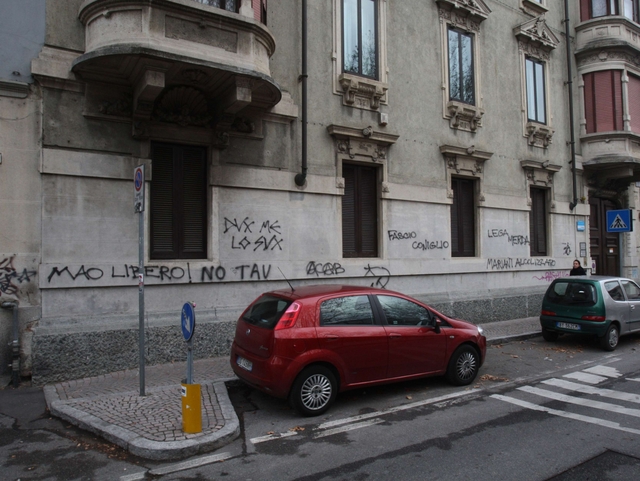 Monza, le scritte dei No Tavcontro sindaco e Lega Nord