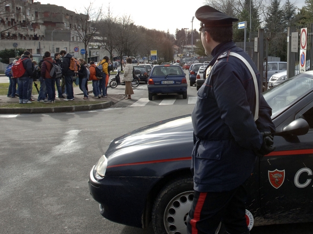 Nova Milanese, sei ragazziniallagano la loro scuola