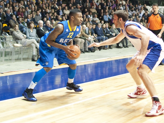 Paladesio bolgia infernaleCantù piega il Maccabi