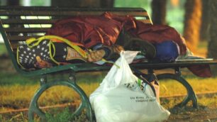 Clochard rischia l’assideramentoSalvato dal custode di un parco