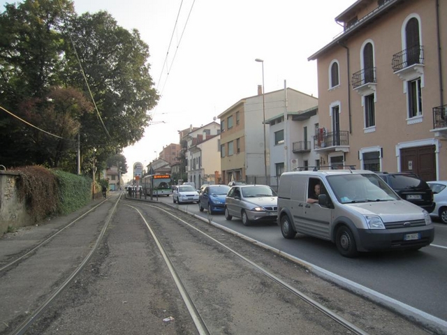 Nova, cade sui binari del tramChi paga? Il Comune o l’Atm?