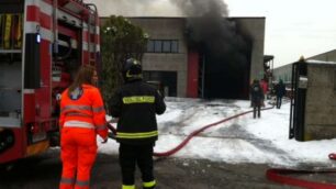 Bovisio, incendio in capannoneVernici in fiamme, nessun ferito