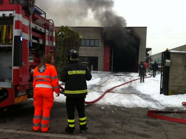 Bovisio, incendio in capannoneVernici in fiamme, nessun ferito