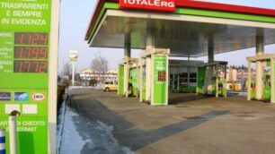 Cesano, pistola puntata al fiancoIn due rapinano un benzinaio