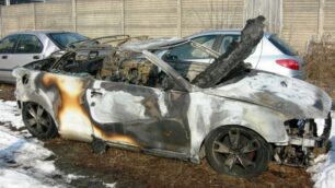 Lazzate, 23enne di Barlassinamuore nella sua auto in fiamme