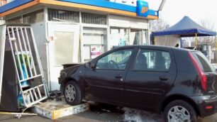 Seregno: manovra errata,danneggia distributore