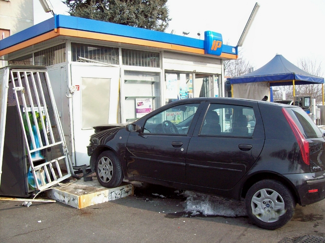 Seregno: manovra errata,danneggia distributore