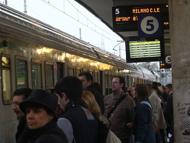 Milano-Bergamo-Lecco: cantieriTreni cancellati, pendolari sui bus