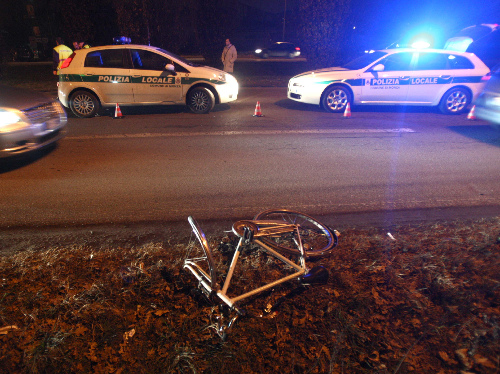 Auto investe e uccide un ciclistaMonza, incidente in viale Stucchi