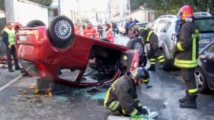 Seregno: crash, auto si ribaltaGrande paura per due anziani